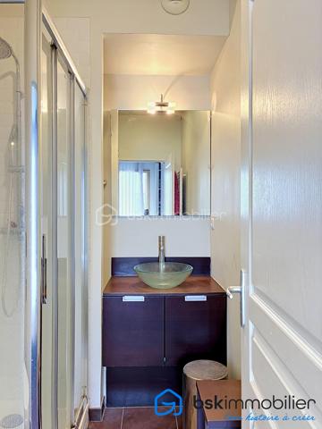 Une adresse confidentielle, un art de vivre d'exception.
Au cœur de l'un des quartiers les plus prisés de Boulogne-Billancourt, découvrez ce remarquable appartement de 106,53 m², niché au sein d'une résidence de standing. Un bien rare, conjuguant élégance, confort et prestations haut de gamme.

Dès l'entrée, les volumes généreux et la lumière naturelle révèlent un intérieur raffiné. La vaste pièce de réception, sublimée par de larges ouvertures, s'ouvre sur une superbe terrasse, véritable prolongement de l'espace de vie, idéale pour profiter de moments privilégiés en toute intimité.

La cuisine, aux lignes contemporaines et aux finitions soignées, s'intègre harmonieusement à l'ensemble, offrant un cadre convivial pour recevoir.

L'espace nuit a été conçu pour préserver le confort de chacun, avec de belles chambres, dont une élégante suite parentale, ainsi que des salles d'eau aux prestations de qualité. Les nombreux rangements sur mesure renforcent la fonctionnalité de ce bien d'exception.

Prestations
106,53 m² habitables
Grande terrasse
Belle pièce de réception baignée de lumière
Résidence de standing sécurisée
2 places de parking privatives en sous-sol
3 caves, un atout exceptionnel et particulièrement rare sur le secteur
Nombreux rangements
Ascenseur
Prestations de qualité

Idéalement situé, cet appartement bénéficie d'un environnement privilégié, à proximité immédiate des commerces, des écoles réputées, des transports et des espaces verts, tout en offrant un cadre de vie calme et recherché aux portes de Paris.

Un bien destiné à une clientèle exigeante, en quête d'une résidence principale ou d'un pied-à-terre alliant prestige, confort et emplacement de premier ordre.

Visite virtuelle disponible sur demande.

Prix : 1 650 000 € HAI

Pour toute information complémentaire ou organiser une visite privée, contactez :

Laurène Finck
Conseillère en immobilier – BSK Immobilier

"Parce que certains biens ne se contentent pas d'être visités : ils se découvrent et se ressentent."