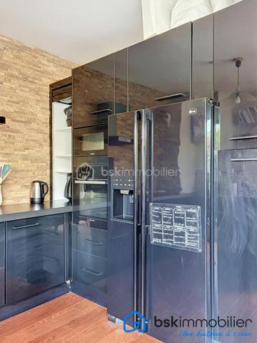 Une adresse confidentielle, un art de vivre d'exception.
Au cœur de l'un des quartiers les plus prisés de Boulogne-Billancourt, découvrez ce remarquable appartement de 106,53 m², niché au sein d'une résidence de standing. Un bien rare, conjuguant élégance, confort et prestations haut de gamme.

Dès l'entrée, les volumes généreux et la lumière naturelle révèlent un intérieur raffiné. La vaste pièce de réception, sublimée par de larges ouvertures, s'ouvre sur une superbe terrasse, véritable prolongement de l'espace de vie, idéale pour profiter de moments privilégiés en toute intimité.

La cuisine, aux lignes contemporaines et aux finitions soignées, s'intègre harmonieusement à l'ensemble, offrant un cadre convivial pour recevoir.

L'espace nuit a été conçu pour préserver le confort de chacun, avec de belles chambres, dont une élégante suite parentale, ainsi que des salles d'eau aux prestations de qualité. Les nombreux rangements sur mesure renforcent la fonctionnalité de ce bien d'exception.

Prestations
106,53 m² habitables
Grande terrasse
Belle pièce de réception baignée de lumière
Résidence de standing sécurisée
2 places de parking privatives en sous-sol
3 caves, un atout exceptionnel et particulièrement rare sur le secteur
Nombreux rangements
Ascenseur
Prestations de qualité

Idéalement situé, cet appartement bénéficie d'un environnement privilégié, à proximité immédiate des commerces, des écoles réputées, des transports et des espaces verts, tout en offrant un cadre de vie calme et recherché aux portes de Paris.

Un bien destiné à une clientèle exigeante, en quête d'une résidence principale ou d'un pied-à-terre alliant prestige, confort et emplacement de premier ordre.

Visite virtuelle disponible sur demande.

Prix : 1 650 000 € HAI

Pour toute information complémentaire ou organiser une visite privée, contactez :

Laurène Finck
Conseillère en immobilier – BSK Immobilier

"Parce que certains biens ne se contentent pas d'être visités : ils se découvrent et se ressentent."