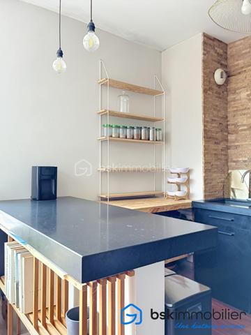 Une adresse confidentielle, un art de vivre d'exception.
Au cœur de l'un des quartiers les plus prisés de Boulogne-Billancourt, découvrez ce remarquable appartement de 106,53 m², niché au sein d'une résidence de standing. Un bien rare, conjuguant élégance, confort et prestations haut de gamme.

Dès l'entrée, les volumes généreux et la lumière naturelle révèlent un intérieur raffiné. La vaste pièce de réception, sublimée par de larges ouvertures, s'ouvre sur une superbe terrasse, véritable prolongement de l'espace de vie, idéale pour profiter de moments privilégiés en toute intimité.

La cuisine, aux lignes contemporaines et aux finitions soignées, s'intègre harmonieusement à l'ensemble, offrant un cadre convivial pour recevoir.

L'espace nuit a été conçu pour préserver le confort de chacun, avec de belles chambres, dont une élégante suite parentale, ainsi que des salles d'eau aux prestations de qualité. Les nombreux rangements sur mesure renforcent la fonctionnalité de ce bien d'exception.

Prestations
106,53 m² habitables
Grande terrasse
Belle pièce de réception baignée de lumière
Résidence de standing sécurisée
2 places de parking privatives en sous-sol
3 caves, un atout exceptionnel et particulièrement rare sur le secteur
Nombreux rangements
Ascenseur
Prestations de qualité

Idéalement situé, cet appartement bénéficie d'un environnement privilégié, à proximité immédiate des commerces, des écoles réputées, des transports et des espaces verts, tout en offrant un cadre de vie calme et recherché aux portes de Paris.

Un bien destiné à une clientèle exigeante, en quête d'une résidence principale ou d'un pied-à-terre alliant prestige, confort et emplacement de premier ordre.

Visite virtuelle disponible sur demande.

Prix : 1 650 000 € HAI

Pour toute information complémentaire ou organiser une visite privée, contactez :

Laurène Finck
Conseillère en immobilier – BSK Immobilier

"Parce que certains biens ne se contentent pas d'être visités : ils se découvrent et se ressentent."