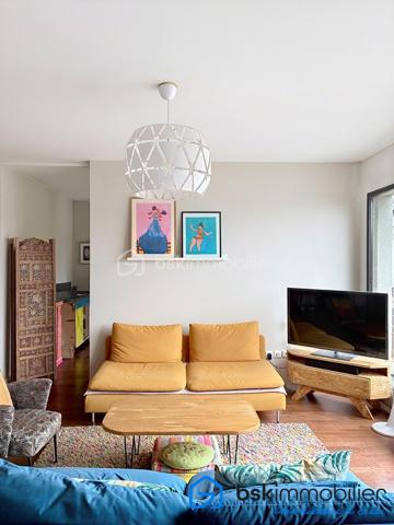 Une adresse confidentielle, un art de vivre d'exception.
Au cœur de l'un des quartiers les plus prisés de Boulogne-Billancourt, découvrez ce remarquable appartement de 106,53 m², niché au sein d'une résidence de standing. Un bien rare, conjuguant élégance, confort et prestations haut de gamme.

Dès l'entrée, les volumes généreux et la lumière naturelle révèlent un intérieur raffiné. La vaste pièce de réception, sublimée par de larges ouvertures, s'ouvre sur une superbe terrasse, véritable prolongement de l'espace de vie, idéale pour profiter de moments privilégiés en toute intimité.

La cuisine, aux lignes contemporaines et aux finitions soignées, s'intègre harmonieusement à l'ensemble, offrant un cadre convivial pour recevoir.

L'espace nuit a été conçu pour préserver le confort de chacun, avec de belles chambres, dont une élégante suite parentale, ainsi que des salles d'eau aux prestations de qualité. Les nombreux rangements sur mesure renforcent la fonctionnalité de ce bien d'exception.

Prestations
106,53 m² habitables
Grande terrasse
Belle pièce de réception baignée de lumière
Résidence de standing sécurisée
2 places de parking privatives en sous-sol
3 caves, un atout exceptionnel et particulièrement rare sur le secteur
Nombreux rangements
Ascenseur
Prestations de qualité

Idéalement situé, cet appartement bénéficie d'un environnement privilégié, à proximité immédiate des commerces, des écoles réputées, des transports et des espaces verts, tout en offrant un cadre de vie calme et recherché aux portes de Paris.

Un bien destiné à une clientèle exigeante, en quête d'une résidence principale ou d'un pied-à-terre alliant prestige, confort et emplacement de premier ordre.

Visite virtuelle disponible sur demande.

Prix : 1 650 000 € HAI

Pour toute information complémentaire ou organiser une visite privée, contactez :

Laurène Finck
Conseillère en immobilier – BSK Immobilier

"Parce que certains biens ne se contentent pas d'être visités : ils se découvrent et se ressentent."