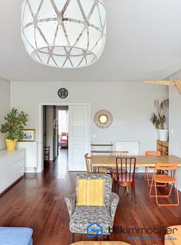 Une adresse confidentielle, un art de vivre d'exception.
Au cœur de l'un des quartiers les plus prisés de Boulogne-Billancourt, découvrez ce remarquable appartement de 106,53 m², niché au sein d'une résidence de standing. Un bien rare, conjuguant élégance, confort et prestations haut de gamme.

Dès l'entrée, les volumes généreux et la lumière naturelle révèlent un intérieur raffiné. La vaste pièce de réception, sublimée par de larges ouvertures, s'ouvre sur une superbe terrasse, véritable prolongement de l'espace de vie, idéale pour profiter de moments privilégiés en toute intimité.

La cuisine, aux lignes contemporaines et aux finitions soignées, s'intègre harmonieusement à l'ensemble, offrant un cadre convivial pour recevoir.

L'espace nuit a été conçu pour préserver le confort de chacun, avec de belles chambres, dont une élégante suite parentale, ainsi que des salles d'eau aux prestations de qualité. Les nombreux rangements sur mesure renforcent la fonctionnalité de ce bien d'exception.

Prestations
106,53 m² habitables
Grande terrasse
Belle pièce de réception baignée de lumière
Résidence de standing sécurisée
2 places de parking privatives en sous-sol
3 caves, un atout exceptionnel et particulièrement rare sur le secteur
Nombreux rangements
Ascenseur
Prestations de qualité

Idéalement situé, cet appartement bénéficie d'un environnement privilégié, à proximité immédiate des commerces, des écoles réputées, des transports et des espaces verts, tout en offrant un cadre de vie calme et recherché aux portes de Paris.

Un bien destiné à une clientèle exigeante, en quête d'une résidence principale ou d'un pied-à-terre alliant prestige, confort et emplacement de premier ordre.

Visite virtuelle disponible sur demande.

Prix : 1 650 000 € HAI

Pour toute information complémentaire ou organiser une visite privée, contactez :

Laurène Finck
Conseillère en immobilier – BSK Immobilier

"Parce que certains biens ne se contentent pas d'être visités : ils se découvrent et se ressentent."