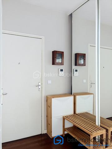 Une adresse confidentielle, un art de vivre d'exception.
Au cœur de l'un des quartiers les plus prisés de Boulogne-Billancourt, découvrez ce remarquable appartement de 106,53 m², niché au sein d'une résidence de standing. Un bien rare, conjuguant élégance, confort et prestations haut de gamme.

Dès l'entrée, les volumes généreux et la lumière naturelle révèlent un intérieur raffiné. La vaste pièce de réception, sublimée par de larges ouvertures, s'ouvre sur une superbe terrasse, véritable prolongement de l'espace de vie, idéale pour profiter de moments privilégiés en toute intimité.

La cuisine, aux lignes contemporaines et aux finitions soignées, s'intègre harmonieusement à l'ensemble, offrant un cadre convivial pour recevoir.

L'espace nuit a été conçu pour préserver le confort de chacun, avec de belles chambres, dont une élégante suite parentale, ainsi que des salles d'eau aux prestations de qualité. Les nombreux rangements sur mesure renforcent la fonctionnalité de ce bien d'exception.

Prestations
106,53 m² habitables
Grande terrasse
Belle pièce de réception baignée de lumière
Résidence de standing sécurisée
2 places de parking privatives en sous-sol
3 caves, un atout exceptionnel et particulièrement rare sur le secteur
Nombreux rangements
Ascenseur
Prestations de qualité

Idéalement situé, cet appartement bénéficie d'un environnement privilégié, à proximité immédiate des commerces, des écoles réputées, des transports et des espaces verts, tout en offrant un cadre de vie calme et recherché aux portes de Paris.

Un bien destiné à une clientèle exigeante, en quête d'une résidence principale ou d'un pied-à-terre alliant prestige, confort et emplacement de premier ordre.

Visite virtuelle disponible sur demande.

Prix : 1 650 000 € HAI

Pour toute information complémentaire ou organiser une visite privée, contactez :

Laurène Finck
Conseillère en immobilier – BSK Immobilier

"Parce que certains biens ne se contentent pas d'être visités : ils se découvrent et se ressentent."