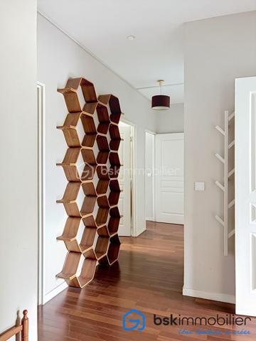 Une adresse confidentielle, un art de vivre d'exception.
Au cœur de l'un des quartiers les plus prisés de Boulogne-Billancourt, découvrez ce remarquable appartement de 106,53 m², niché au sein d'une résidence de standing. Un bien rare, conjuguant élégance, confort et prestations haut de gamme.

Dès l'entrée, les volumes généreux et la lumière naturelle révèlent un intérieur raffiné. La vaste pièce de réception, sublimée par de larges ouvertures, s'ouvre sur une superbe terrasse, véritable prolongement de l'espace de vie, idéale pour profiter de moments privilégiés en toute intimité.

La cuisine, aux lignes contemporaines et aux finitions soignées, s'intègre harmonieusement à l'ensemble, offrant un cadre convivial pour recevoir.

L'espace nuit a été conçu pour préserver le confort de chacun, avec de belles chambres, dont une élégante suite parentale, ainsi que des salles d'eau aux prestations de qualité. Les nombreux rangements sur mesure renforcent la fonctionnalité de ce bien d'exception.

Prestations
106,53 m² habitables
Grande terrasse
Belle pièce de réception baignée de lumière
Résidence de standing sécurisée
2 places de parking privatives en sous-sol
3 caves, un atout exceptionnel et particulièrement rare sur le secteur
Nombreux rangements
Ascenseur
Prestations de qualité

Idéalement situé, cet appartement bénéficie d'un environnement privilégié, à proximité immédiate des commerces, des écoles réputées, des transports et des espaces verts, tout en offrant un cadre de vie calme et recherché aux portes de Paris.

Un bien destiné à une clientèle exigeante, en quête d'une résidence principale ou d'un pied-à-terre alliant prestige, confort et emplacement de premier ordre.

Visite virtuelle disponible sur demande.

Prix : 1 650 000 € HAI

Pour toute information complémentaire ou organiser une visite privée, contactez :

Laurène Finck
Conseillère en immobilier – BSK Immobilier

"Parce que certains biens ne se contentent pas d'être visités : ils se découvrent et se ressentent."