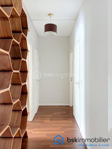 Une adresse confidentielle, un art de vivre d'exception.
Au cœur de l'un des quartiers les plus prisés de Boulogne-Billancourt, découvrez ce remarquable appartement de 106,53 m², niché au sein d'une résidence de standing. Un bien rare, conjuguant élégance, confort et prestations haut de gamme.

Dès l'entrée, les volumes généreux et la lumière naturelle révèlent un intérieur raffiné. La vaste pièce de réception, sublimée par de larges ouvertures, s'ouvre sur une superbe terrasse, véritable prolongement de l'espace de vie, idéale pour profiter de moments privilégiés en toute intimité.

La cuisine, aux lignes contemporaines et aux finitions soignées, s'intègre harmonieusement à l'ensemble, offrant un cadre convivial pour recevoir.

L'espace nuit a été conçu pour préserver le confort de chacun, avec de belles chambres, dont une élégante suite parentale, ainsi que des salles d'eau aux prestations de qualité. Les nombreux rangements sur mesure renforcent la fonctionnalité de ce bien d'exception.

Prestations
106,53 m² habitables
Grande terrasse
Belle pièce de réception baignée de lumière
Résidence de standing sécurisée
2 places de parking privatives en sous-sol
3 caves, un atout exceptionnel et particulièrement rare sur le secteur
Nombreux rangements
Ascenseur
Prestations de qualité

Idéalement situé, cet appartement bénéficie d'un environnement privilégié, à proximité immédiate des commerces, des écoles réputées, des transports et des espaces verts, tout en offrant un cadre de vie calme et recherché aux portes de Paris.

Un bien destiné à une clientèle exigeante, en quête d'une résidence principale ou d'un pied-à-terre alliant prestige, confort et emplacement de premier ordre.

Visite virtuelle disponible sur demande.

Prix : 1 650 000 € HAI

Pour toute information complémentaire ou organiser une visite privée, contactez :

Laurène Finck
Conseillère en immobilier – BSK Immobilier

"Parce que certains biens ne se contentent pas d'être visités : ils se découvrent et se ressentent."