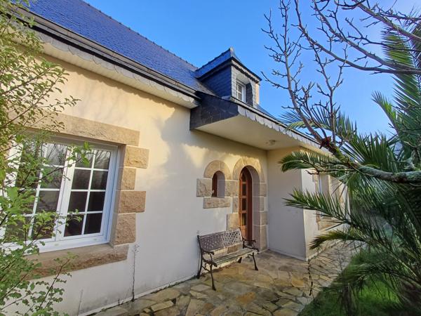 Plestin-les-Grèves (22310) Plestin les grèves bourg, maison plain pied plus étage, trois chambres, terrain clos avec garage.