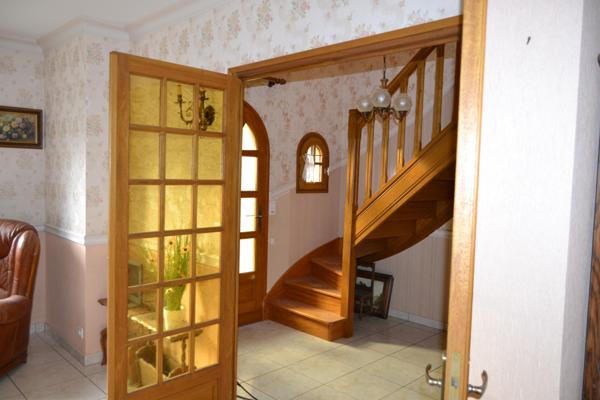 Plestin-les-Grèves (22310) Plestin les grèves bourg, maison plain pied plus étage, trois chambres, terrain clos avec garage.