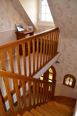 Plestin-les-Grèves (22310) Plestin les grèves bourg, maison plain pied plus étage, trois chambres, terrain clos avec garage.