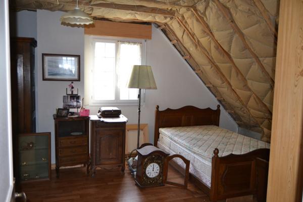 Plestin-les-Grèves (22310) Plestin les grèves bourg, maison plain pied plus étage, trois chambres, terrain clos avec garage.