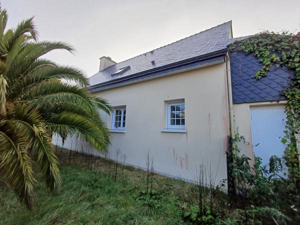 Plestin-les-Grèves (22310) Plestin les grèves bourg, maison plain pied plus étage, trois chambres, terrain clos avec garage.