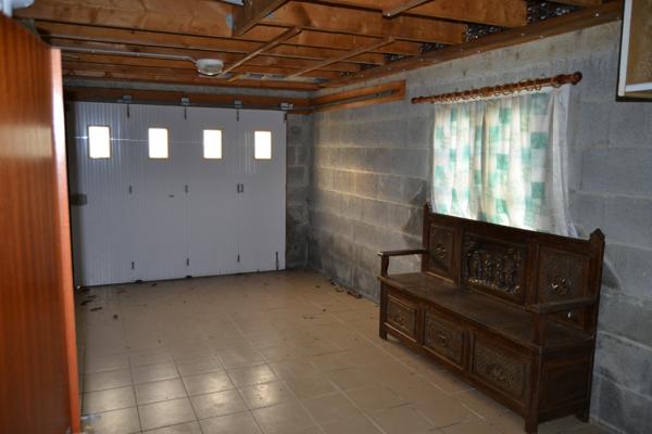 Plestin-les-Grèves (22310) Plestin les grèves bourg, maison plain pied plus étage, trois chambres, terrain clos avec garage.