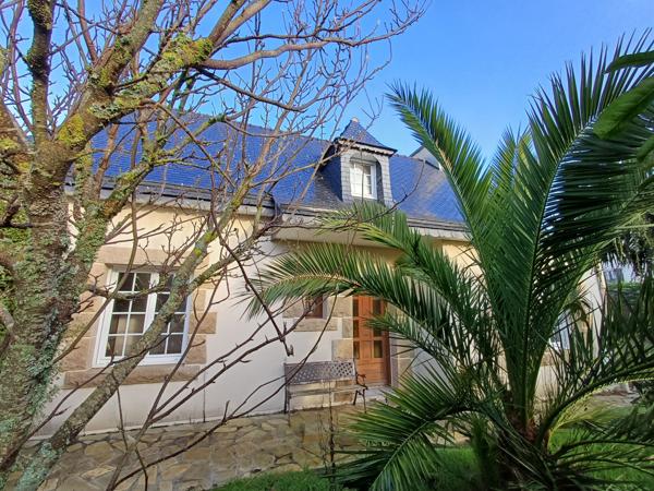 Plestin-les-Grèves (22310) Plestin les grèves bourg, maison plain pied plus étage, trois chambres, terrain clos avec garage.