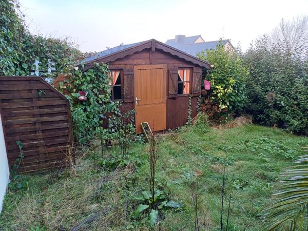 Plestin-les-Grèves (22310) Plestin les grèves bourg, maison plain pied plus étage, trois chambres, terrain clos avec garage.