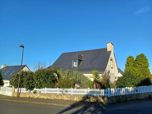 Plestin-les-Grèves (22310) Plestin les grèves bourg, maison plain pied plus étage, trois chambres, terrain clos avec garage.
