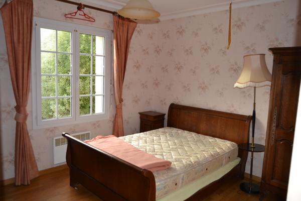 Plestin-les-Grèves (22310) Plestin les grèves bourg, maison plain pied plus étage, trois chambres, terrain clos avec garage.