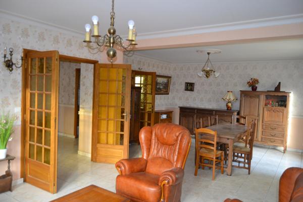 Plestin-les-Grèves (22310) Plestin les grèves bourg, maison plain pied plus étage, trois chambres, terrain clos avec garage.