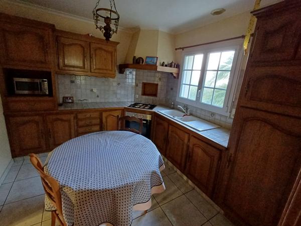 Plestin-les-Grèves (22310) Plestin les grèves bourg, maison plain pied plus étage, trois chambres, terrain clos avec garage.