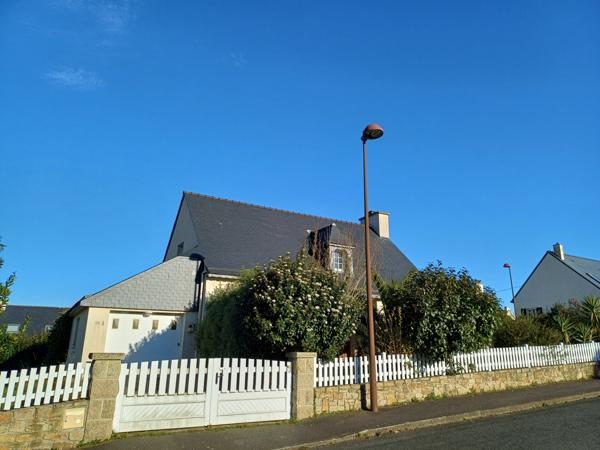 Plestin-les-Grèves (22310) Plestin les grèves bourg, maison plain pied plus étage, trois chambres, terrain clos avec garage.