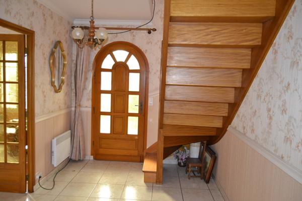 Plestin-les-Grèves (22310) Plestin les grèves bourg, maison plain pied plus étage, trois chambres, terrain clos avec garage.