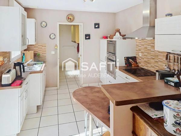 Dans une impasse, proche des commerces