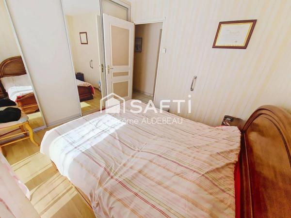 Dans une impasse, proche des commerces