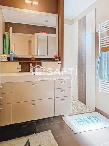 Dans une impasse, proche des commerces