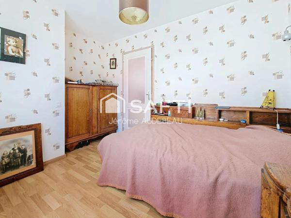 Dans une impasse, proche des commerces