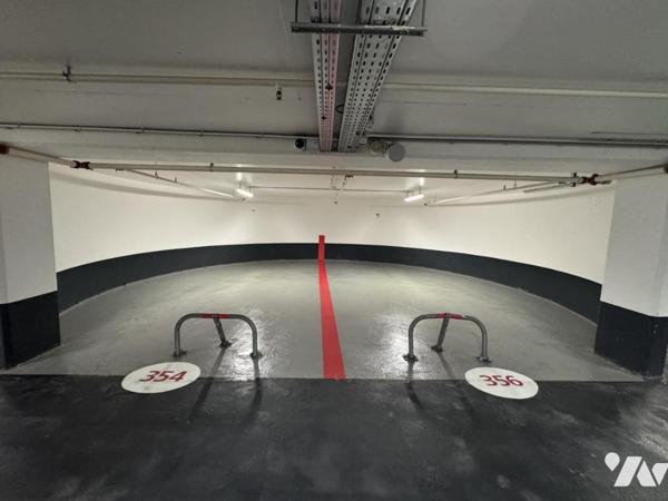 PARIS 14 / MAIRIE - 2 LARGES PLACES DE PARKINGS MITOYENNES DANS PARKING NEUF