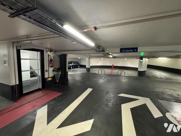 PARIS 14 / MAIRIE - 2 LARGES PLACES DE PARKINGS MITOYENNES DANS PARKING NEUF