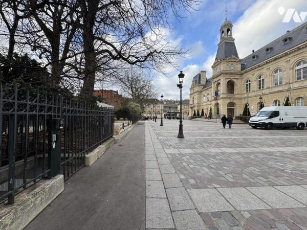 PARIS 14 / MAIRIE - 2 LARGES PLACES DE PARKINGS MITOYENNES DANS PARKING NEUF