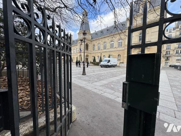 PARIS 14 / MAIRIE - 2 LARGES PLACES DE PARKINGS MITOYENNES DANS PARKING NEUF