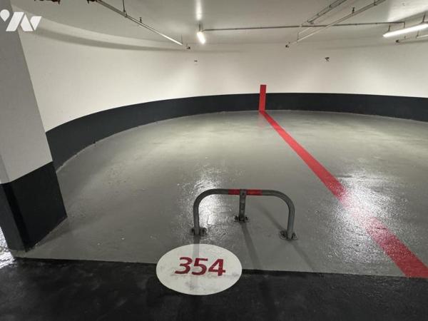 PARIS 14 / MAIRIE - 2 LARGES PLACES DE PARKINGS MITOYENNES DANS PARKING NEUF