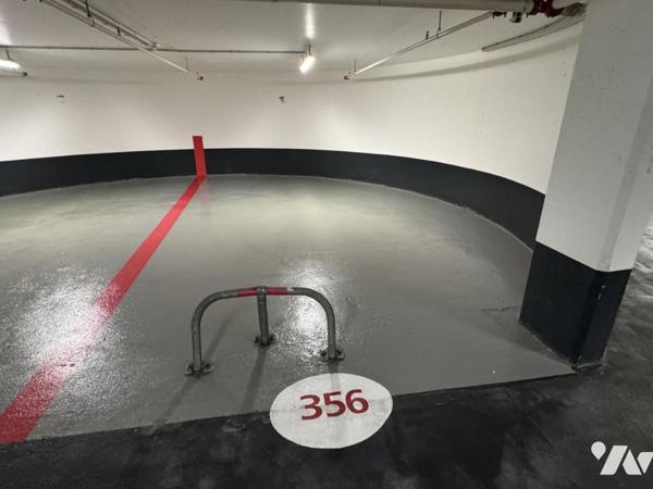 PARIS 14 / MAIRIE - 2 LARGES PLACES DE PARKINGS MITOYENNES DANS PARKING NEUF