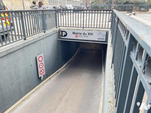 PARIS 14 / MAIRIE - 2 LARGES PLACES DE PARKINGS MITOYENNES DANS PARKING NEUF