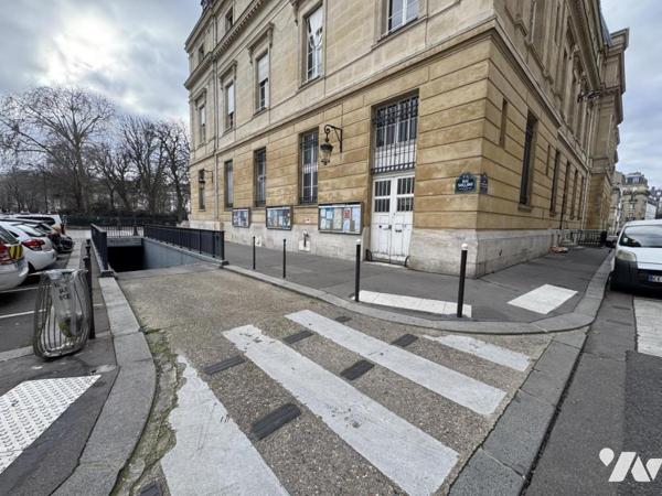 PARIS 14 / MAIRIE - 2 LARGES PLACES DE PARKINGS MITOYENNES DANS PARKING NEUF