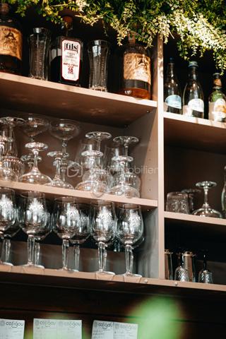 À vendre - À deux pas du couvent des jacobins - Murs commerciaux déjà loués d'un bar de 62.03m2 idéalement situé dans une rue très passante de Rennes, bénéficiant d'un emplacement premium avec flux constant de piétons. Un appartement de 49.11m2 est inclus dans la vente.

L'ensemble est loué via un bail en cours, incluant à la fois le bar et l'appartement, garantissant un revenu locatif global stable et sécurisé.

Rentabilité brute attractive : 9,8%

Investissement idéal pour un acquéreur : 
- Placement sécurisé avec locataire en place
- Bonne visibilité locative
- Rendement intéressant dans un secteur dynamique
- Normes handicapées respectées (entrée, WC ...)
