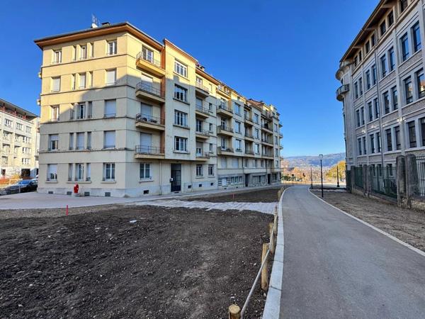 SPECIAL INVESTISSEURS studio avec stationnement - Quartier Clémenceau / Butte