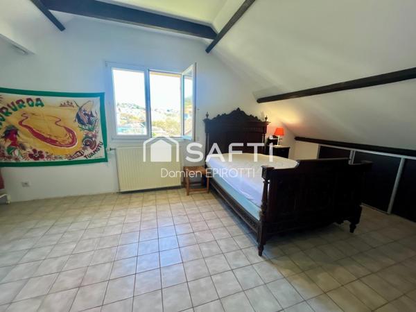 ? Maison familiale sur un vaste terrain clos et arboré ?