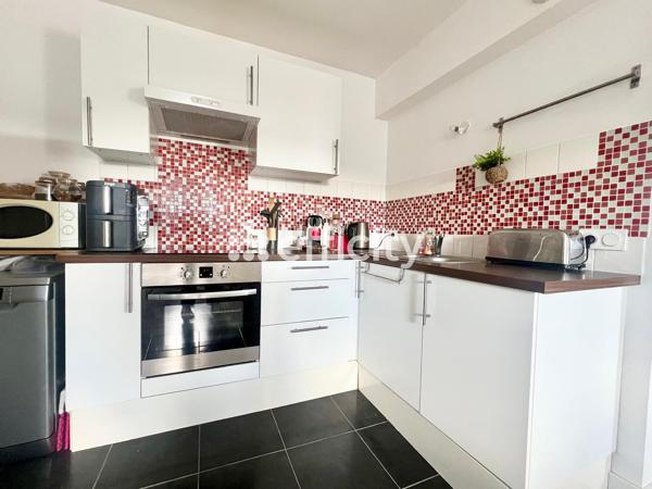 Appartement
         2 pièces
        - 45 m² 164 000 € *