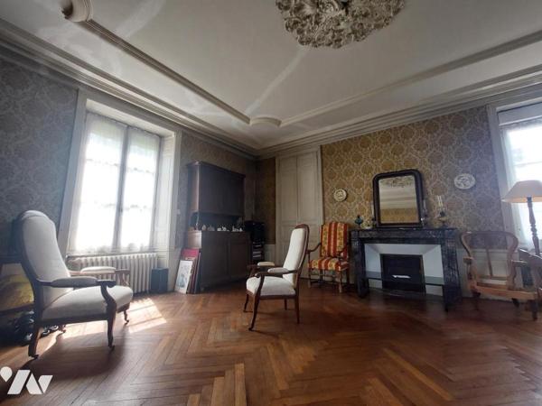 A VENDRE - MAISON- 6 CHAMBRES RENAZE