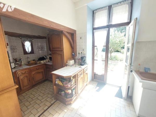 A VENDRE - MAISON- 6 CHAMBRES RENAZE