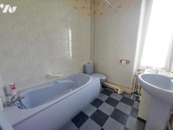 A VENDRE - MAISON- 6 CHAMBRES RENAZE