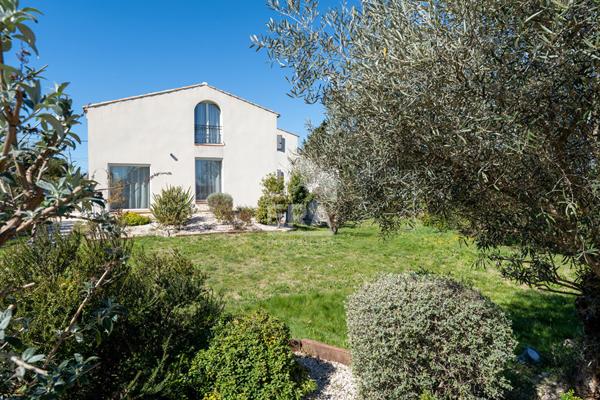 Belle demeure à Cabries de 8 pièces 200 m2 sur parcelle d'environ 4000 m2