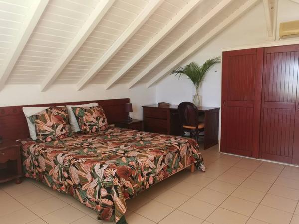 À VENDRE – BUNGALOW MEUBLÉ À MOINS DE 100 MÈTRES DU LAGON – LA COULÉE, SAINT-FRANÇOIS