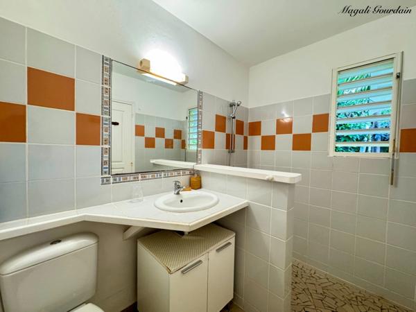 À VENDRE – BUNGALOW MEUBLÉ À MOINS DE 100 MÈTRES DU LAGON – LA COULÉE, SAINT-FRANÇOIS