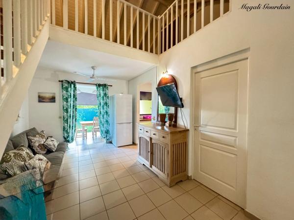 À VENDRE – BUNGALOW MEUBLÉ À MOINS DE 100 MÈTRES DU LAGON – LA COULÉE, SAINT-FRANÇOIS
