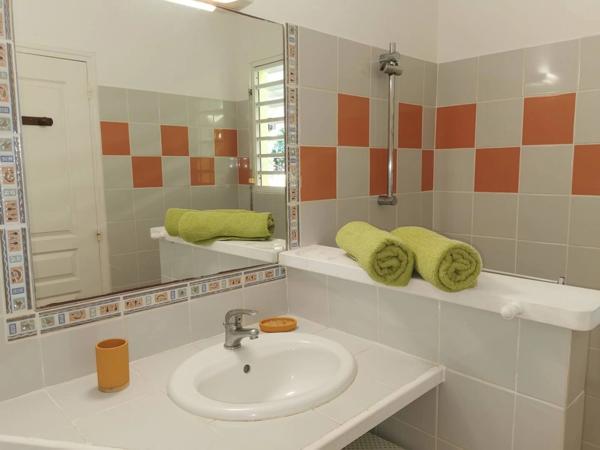 À VENDRE – BUNGALOW MEUBLÉ À MOINS DE 100 MÈTRES DU LAGON – LA COULÉE, SAINT-FRANÇOIS