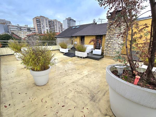 Maison Rosny Sous Bois 210 m2 demeure en plein centre ville proche gare RER E Rosny sous bois et Rosny Bois Perrier centre commercial et Metro