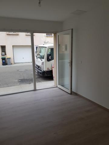 Saint-Laurent-de-la-Salanque (66250) Boutique avec vitrine idéalement placée