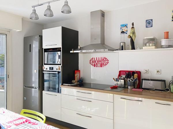 A vendre Angers Saint Exupery, proche centre ville et mairie, appartement type 4 lumineux, 1er étage, 3 chambres, ascenseur, cuisine aménagée équipée, deux balcons, une place de parking privative en sous-sol, chauffage au gaz, commerces et bus à deux minu