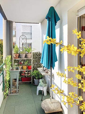 A vendre Angers Saint Exupery, proche centre ville et mairie, appartement type 4 lumineux, 1er étage, 3 chambres, ascenseur, cuisine aménagée équipée, deux balcons, une place de parking privative en sous-sol, chauffage au gaz, commerces et bus à deux minu